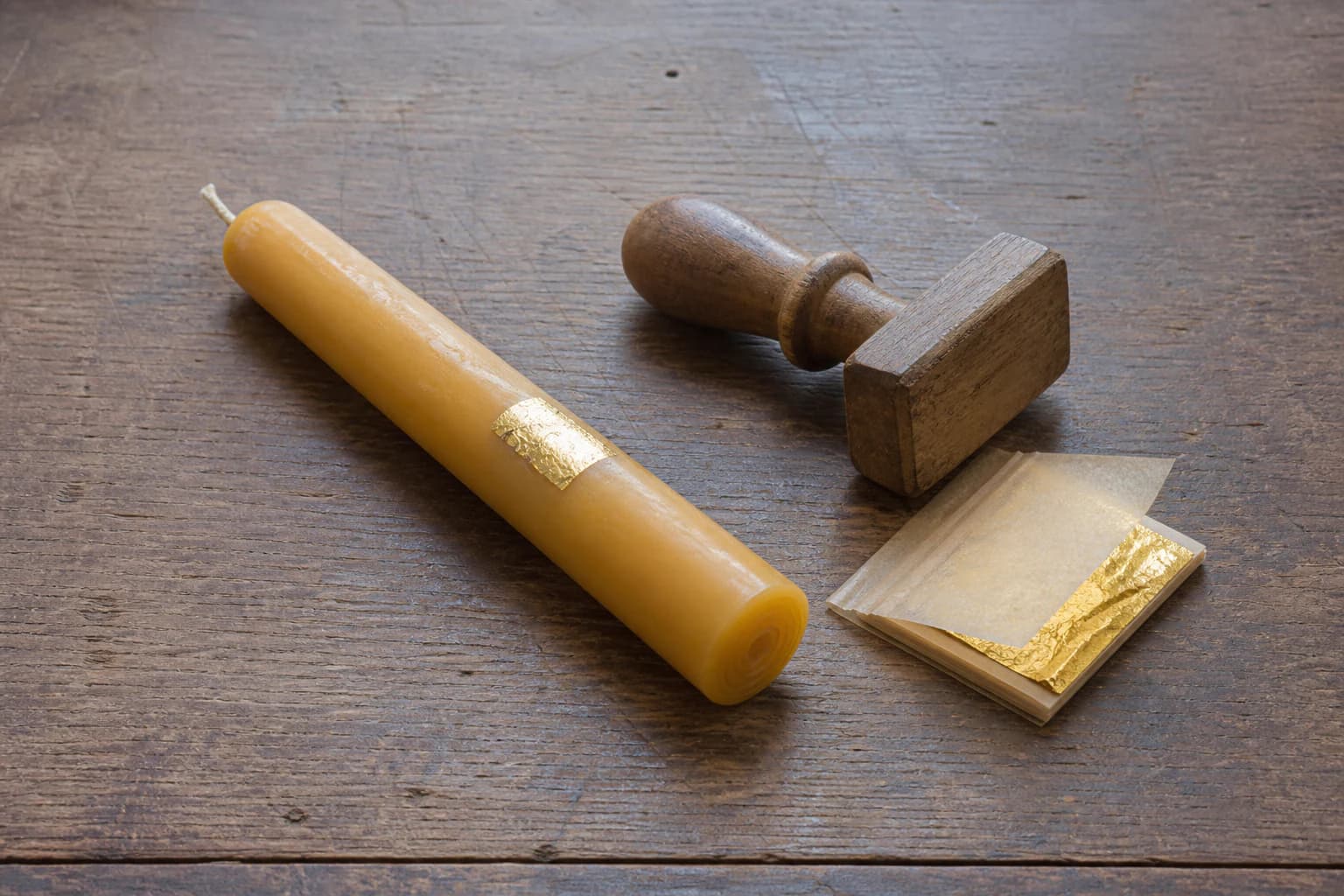 Восковая свеча с небольшим участком листового золота, прижатого простым штемпелем