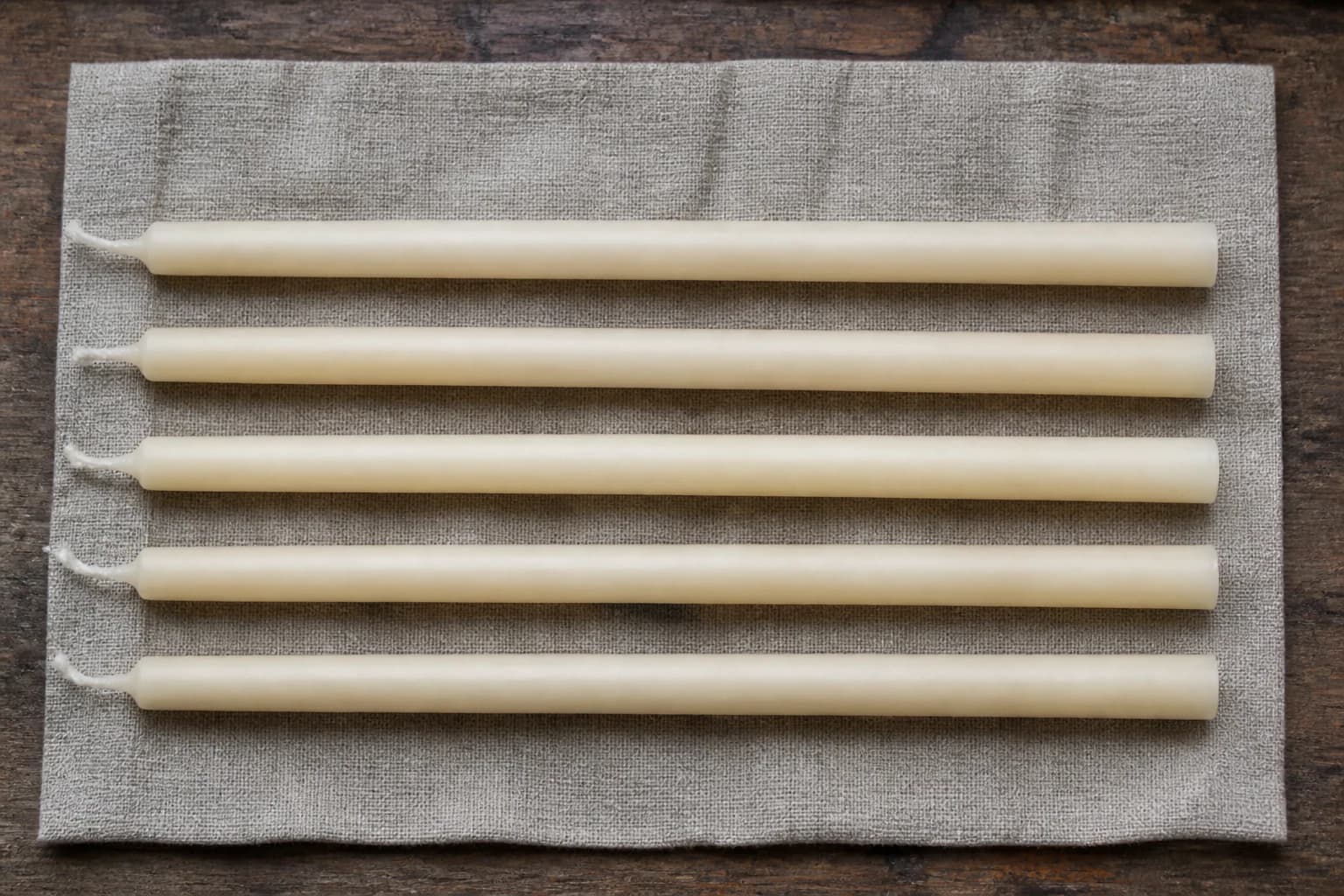 Белые белёные восковые церковные свечи с матовой поверхностью